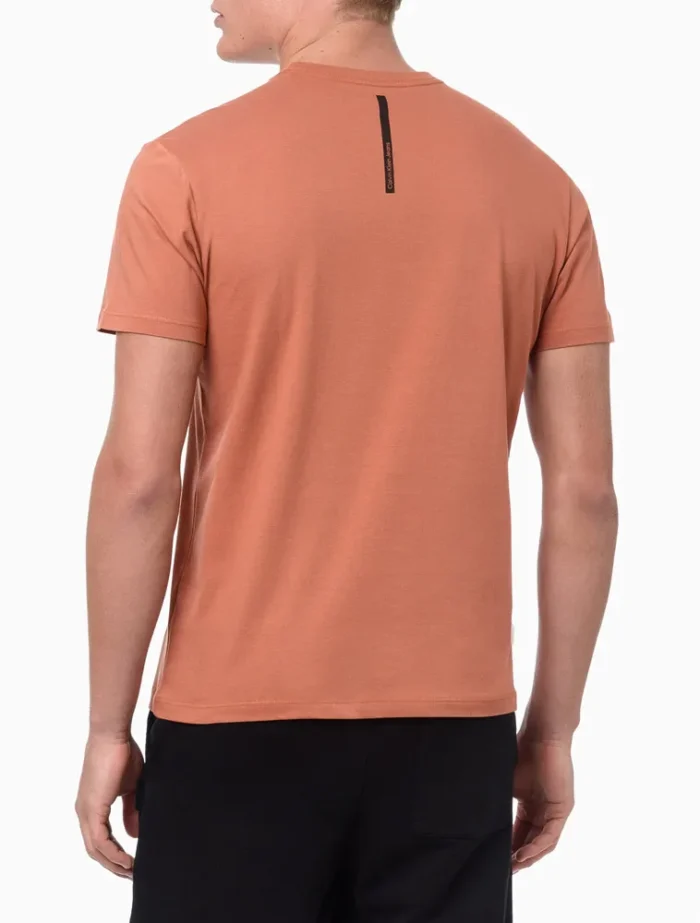 CAMISETA MASCULINA LOGO BÁSICO CALVIN KLEIN JEANS FERRUGEM - Imagem 2