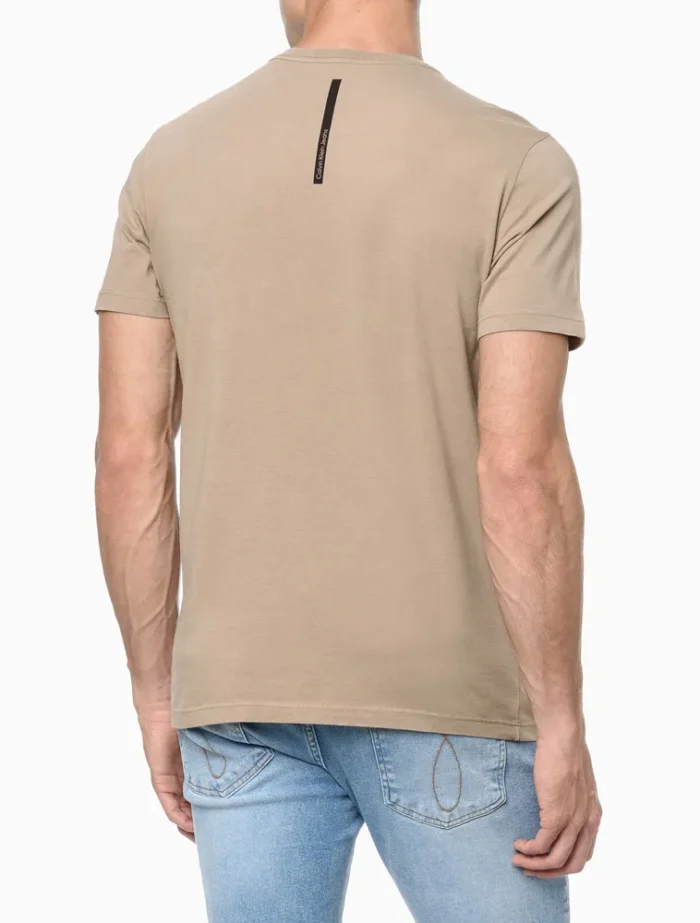 CAMISETA REISSUE PEITO CALVIN KLEIN JEANS CAQUI MEDIO - Imagem 4